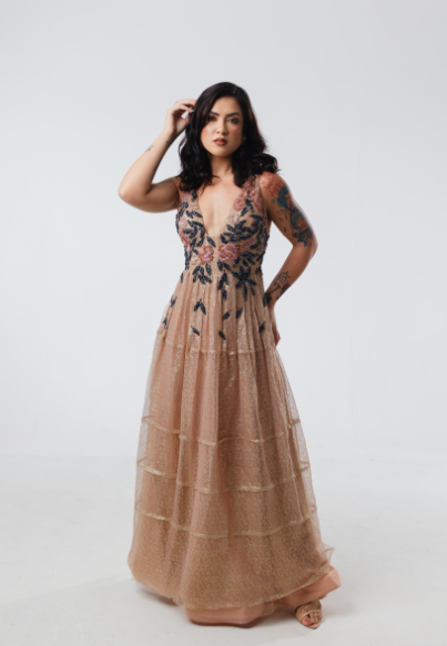 Vestido Tule Dourado Bordado Rosa e Azul