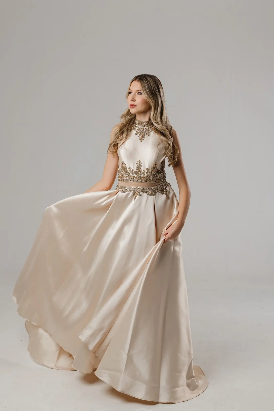 Vestido Nude Princesa Bordado Coroa