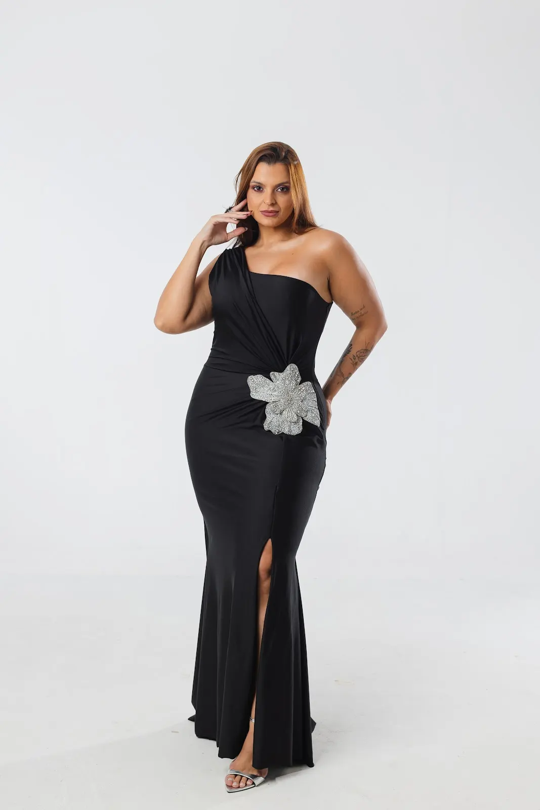 Vestido Preto Ombro Único Drapeado Flor
