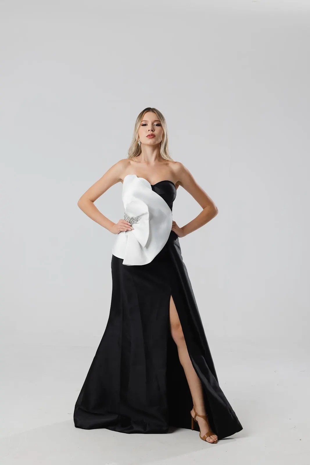 Vestido Preto Sereia com Flor Branca