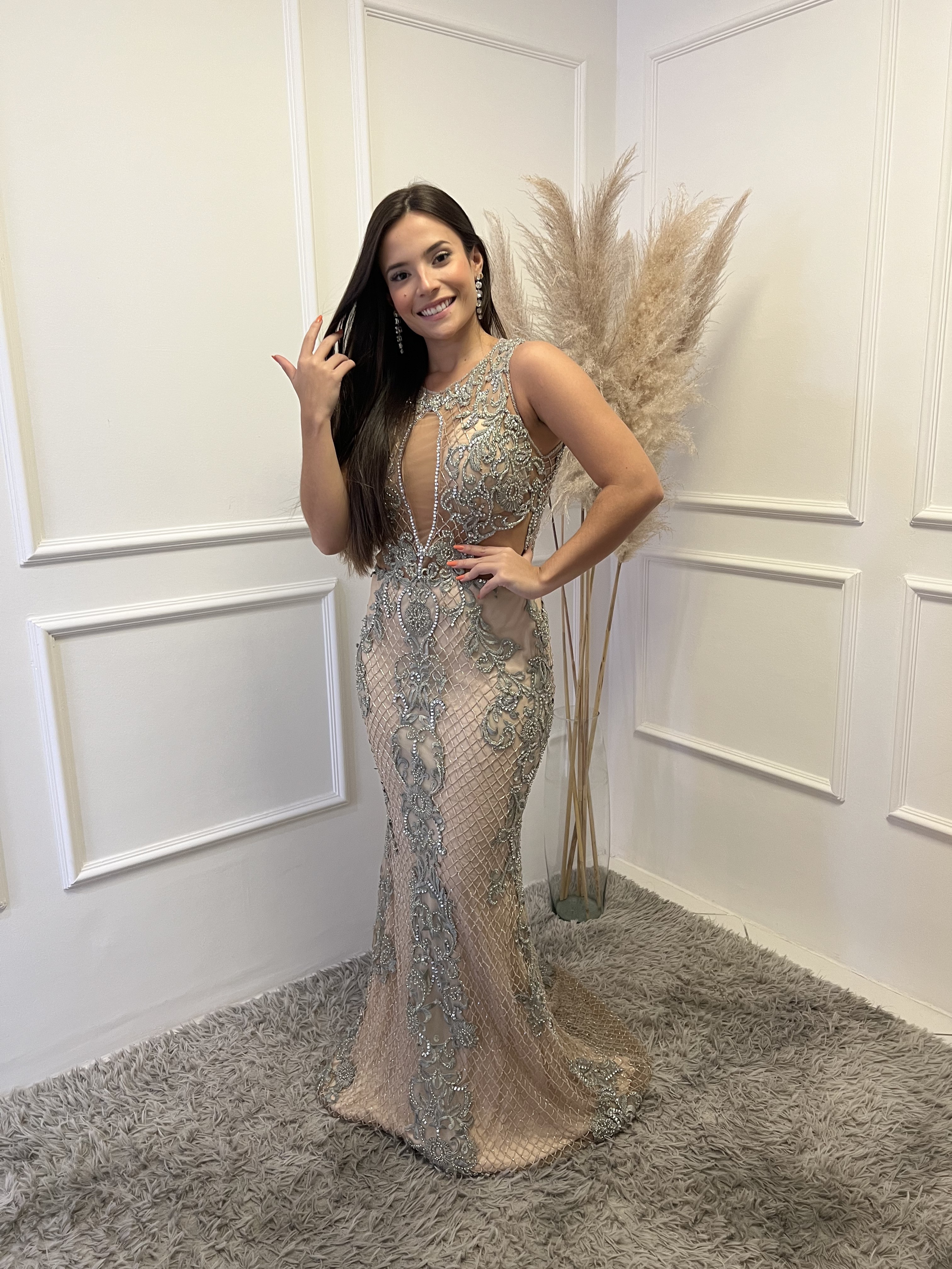 Vestido Nude em Renda Cinza e Bordado Prata