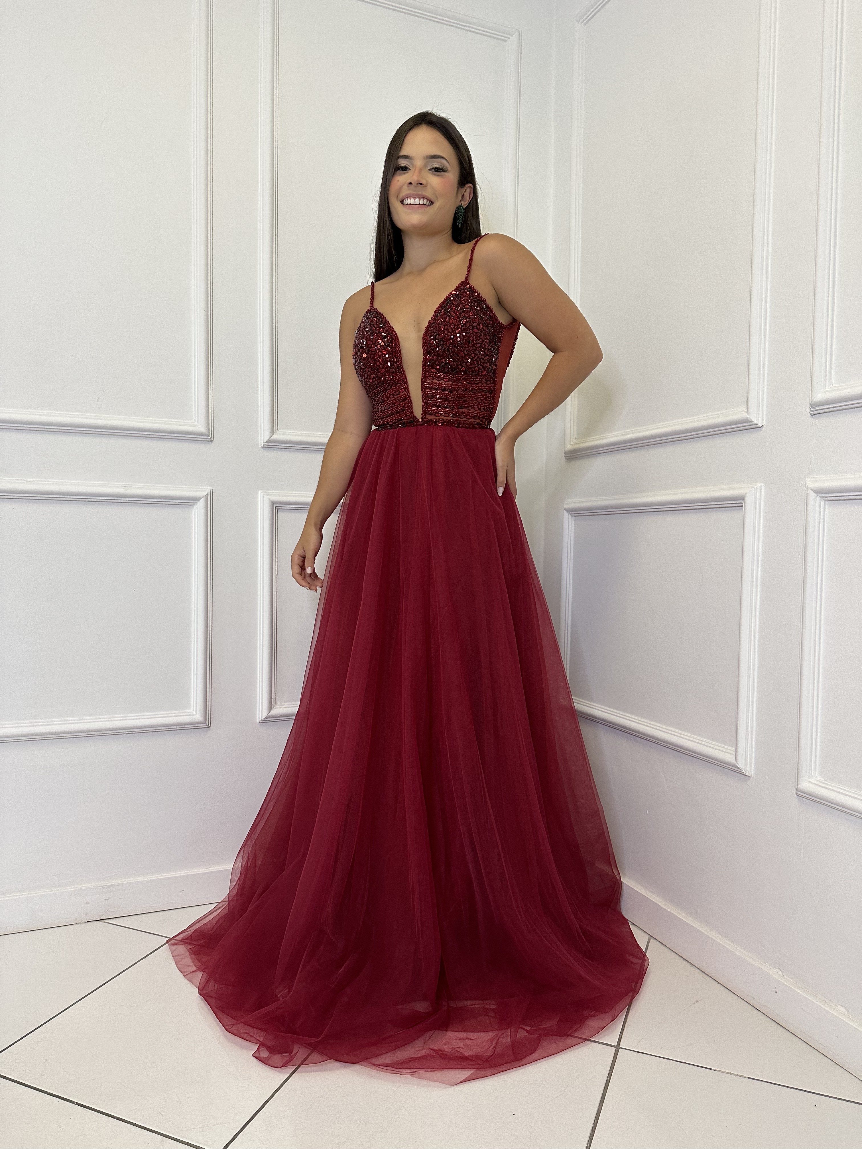 Vestido Marsala Saia Rodada de Tule com Tronco Bordado 