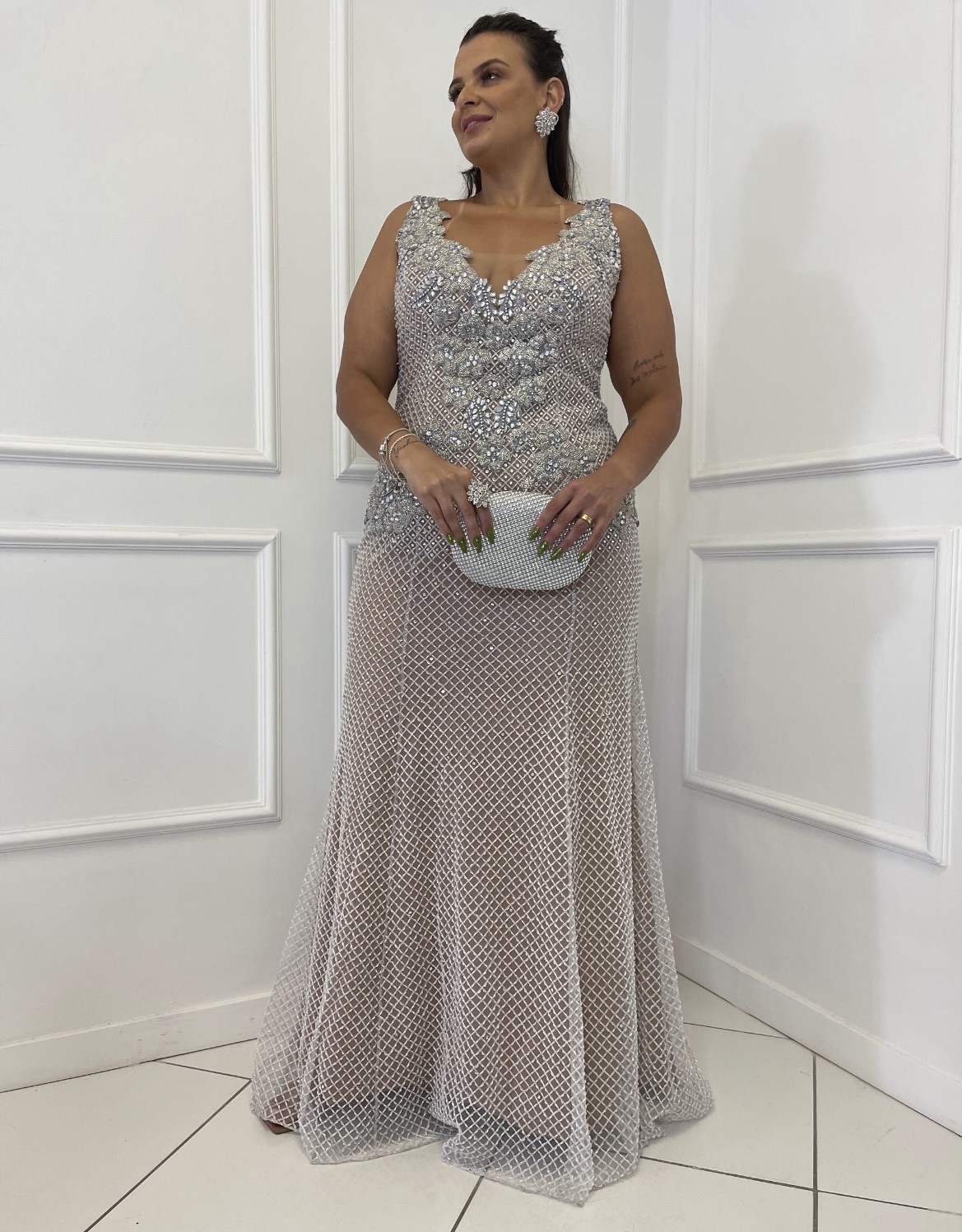 Vestido Bordado Prata Decote em V