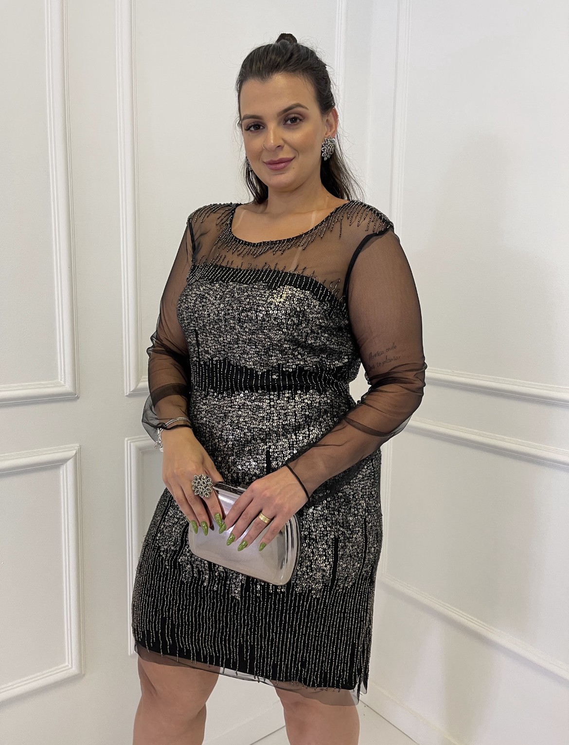 Vestido Curto Preto Manga Longa Bordado em Paetê Prata
