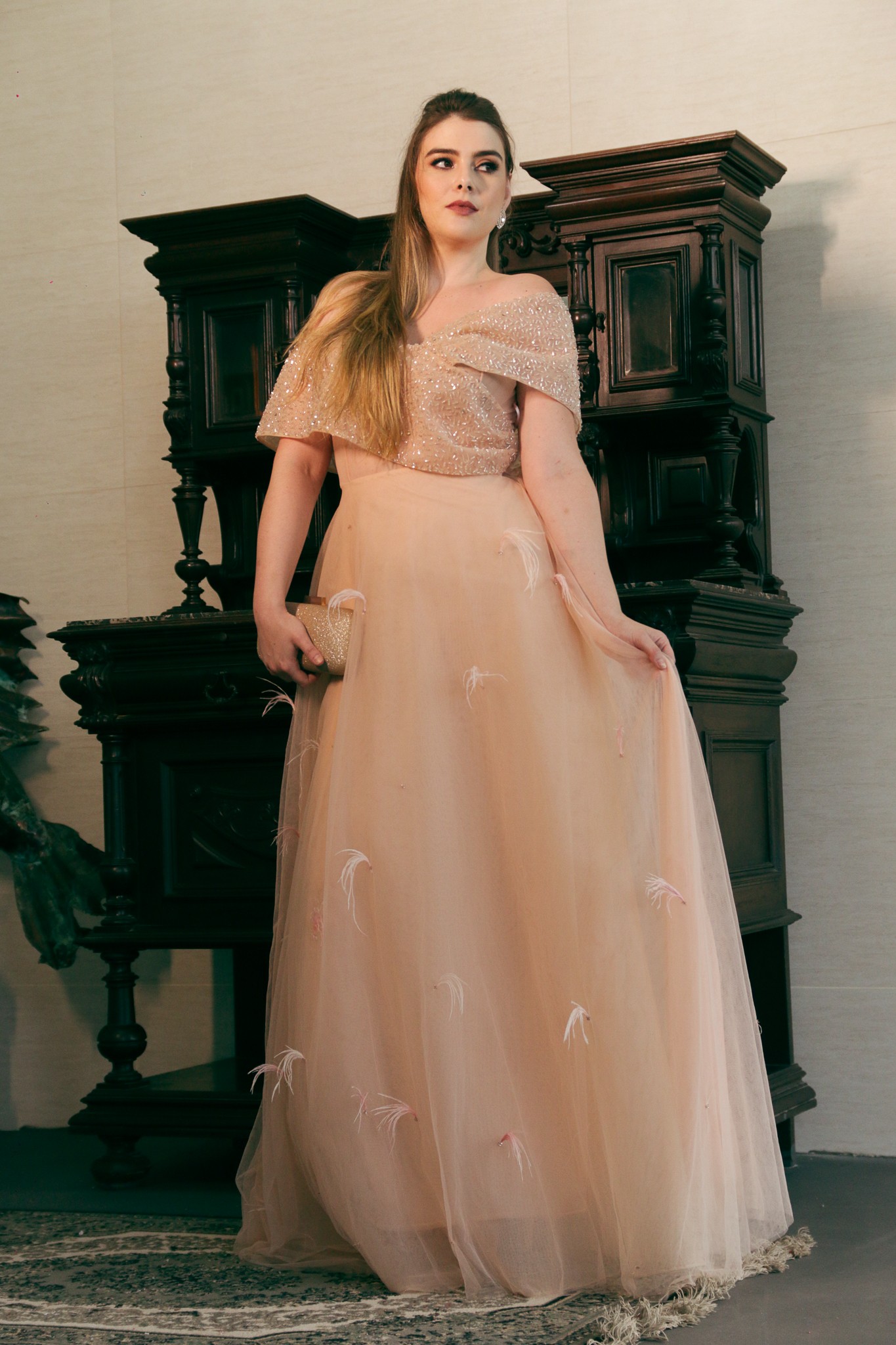 Vestido Rose Busto Bordado Saia com Plumas