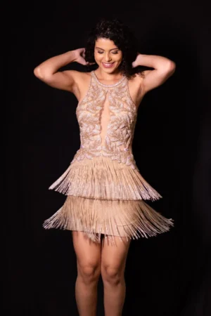 Vestido Curto Nude com Franjas Bordadas