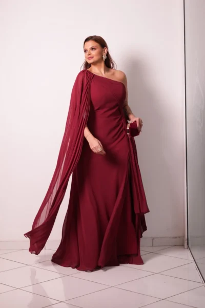 Vestido Marsala Ombro Único Capa Plissado - Imagem 2