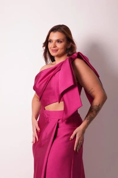 Vestido Fúcsia Recorte na Cintura e Laço no Ombro - Imagem 2