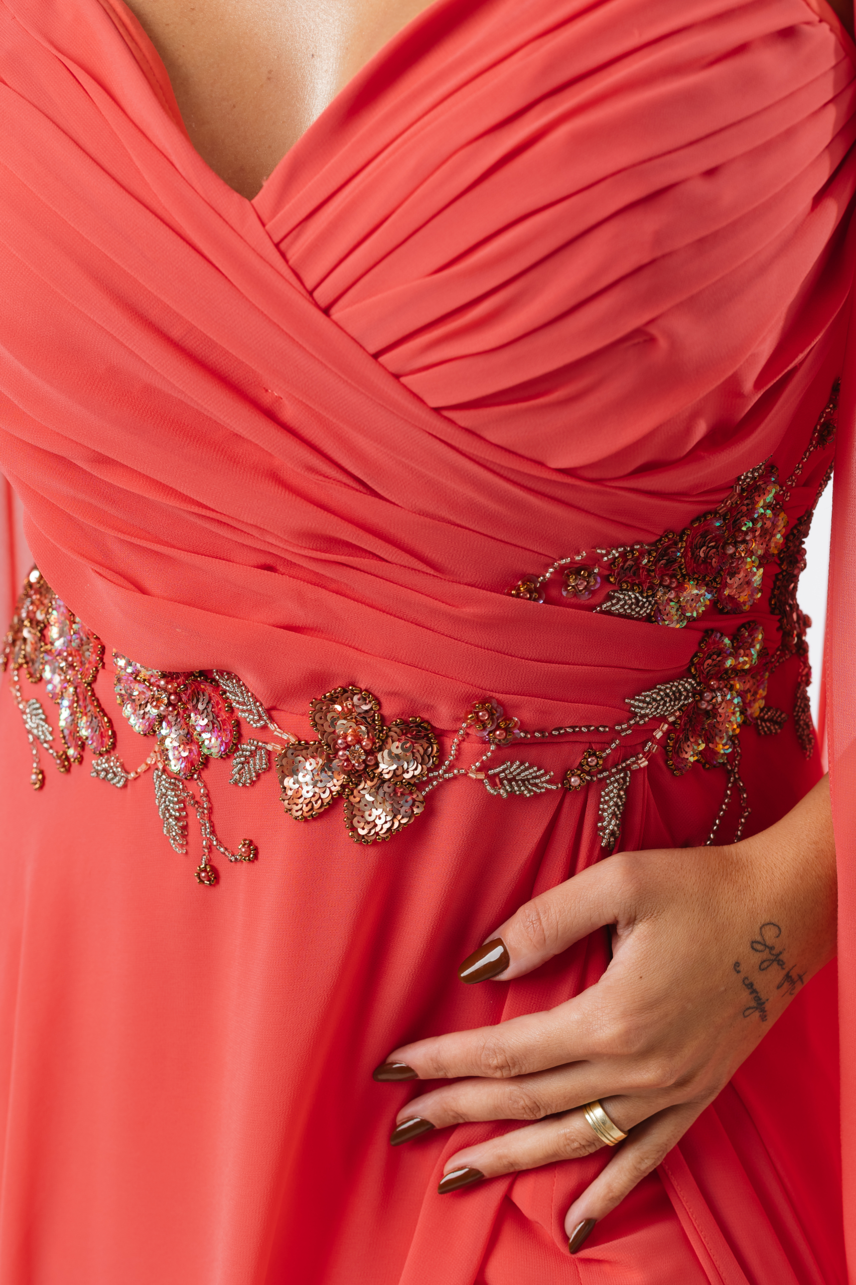 Longo Coral Alça Com Capa E Bojo Drapeado, Bordado Na Cintura - Imagem 2