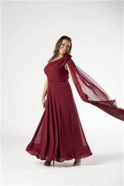 Longo Marsala Fluido Ombro Único Capa E Broche Flor