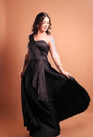 Longo Preto Saia Pliassada Ombro Só E Faixa Na Cintura