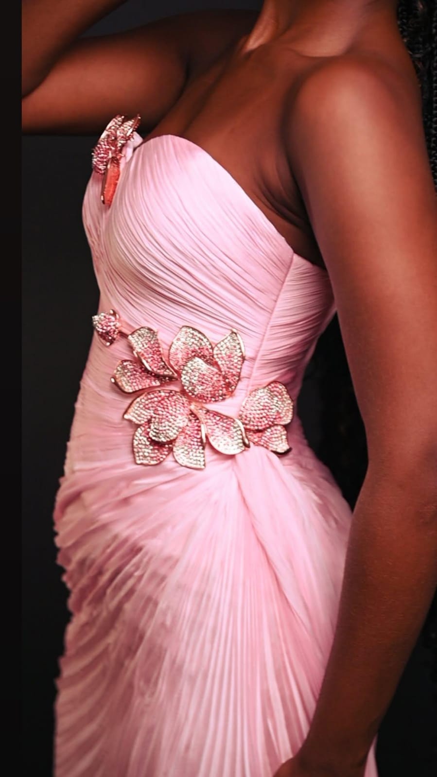 Longo Seda Rosa Bebê Plissado Com Pétalas Em Metal E Capa - Imagem 2