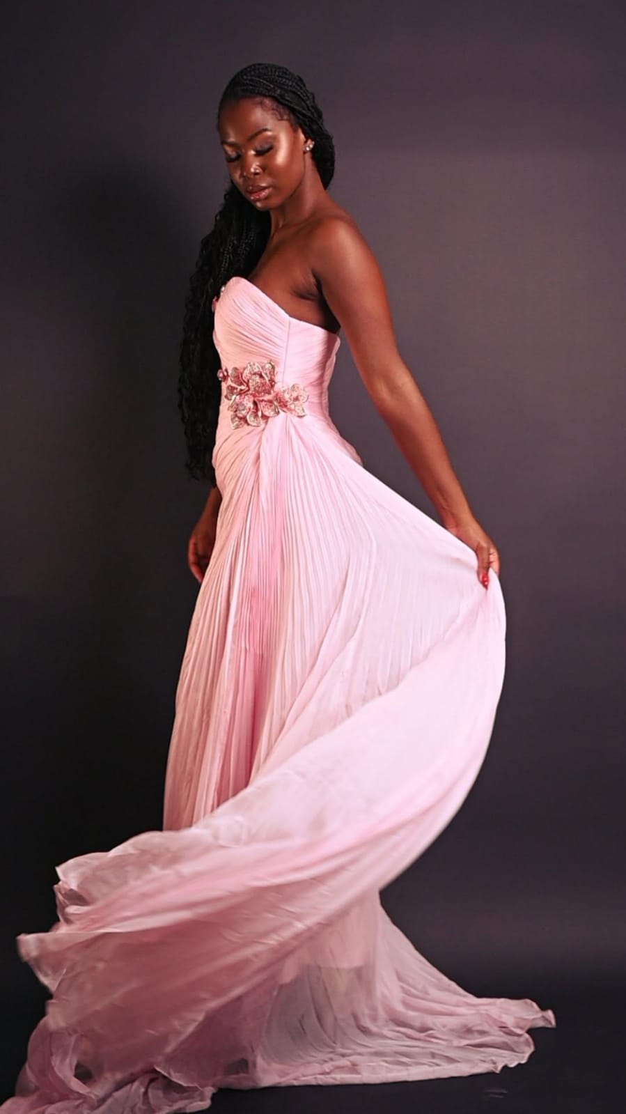 Longo Seda Rosa Bebê Plissado Com Pétalas Em Metal E Capa