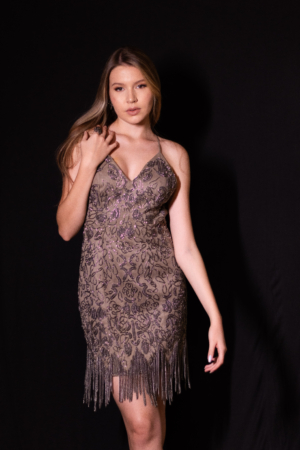 Vestido Curto Nude Com Bordado Prata Franja No Ombro